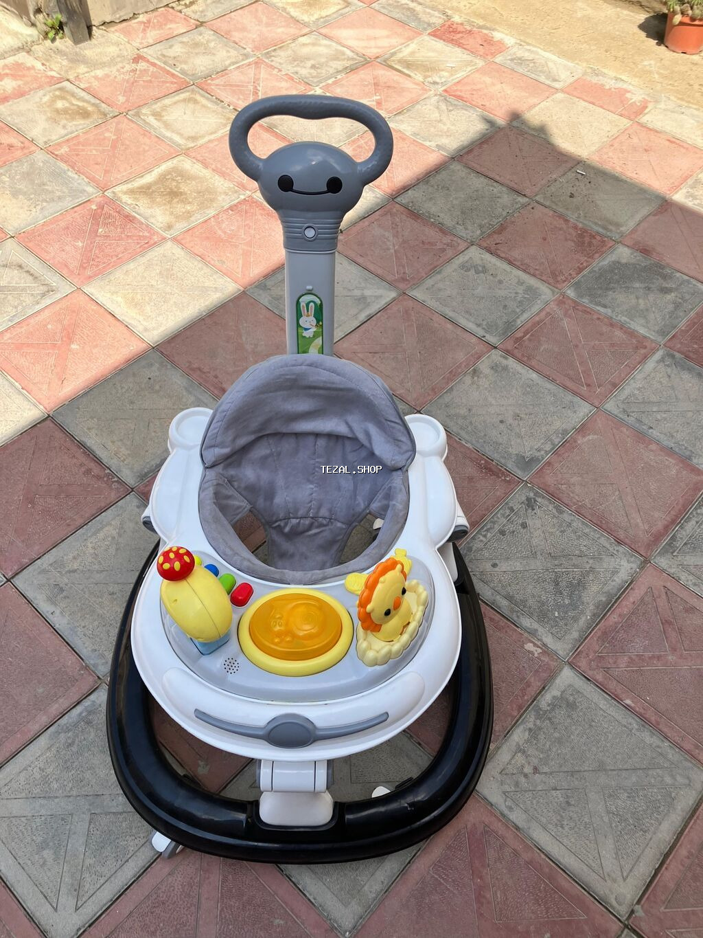 Uşaq gəzdiricisi / yürüteç - Rəng: ağ-qara baza, boz oturacaq - Arxa