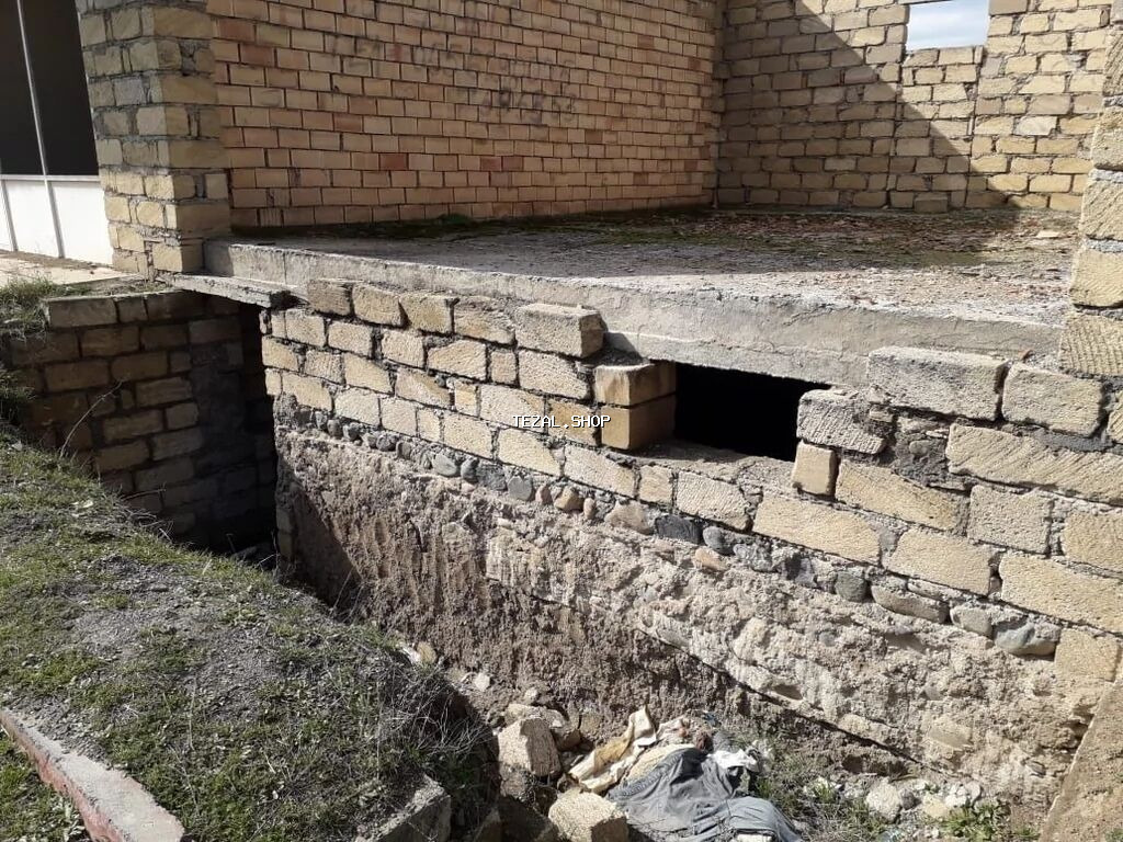 Obyekt iki mertebelidir.Samux rayonu,Heydər Əliyev parkının qarşısında