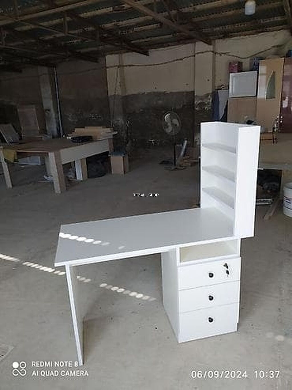 Dırnaq masasi - Masa: ağ rəngdə, L formalı geniş iş səthi. Sağ