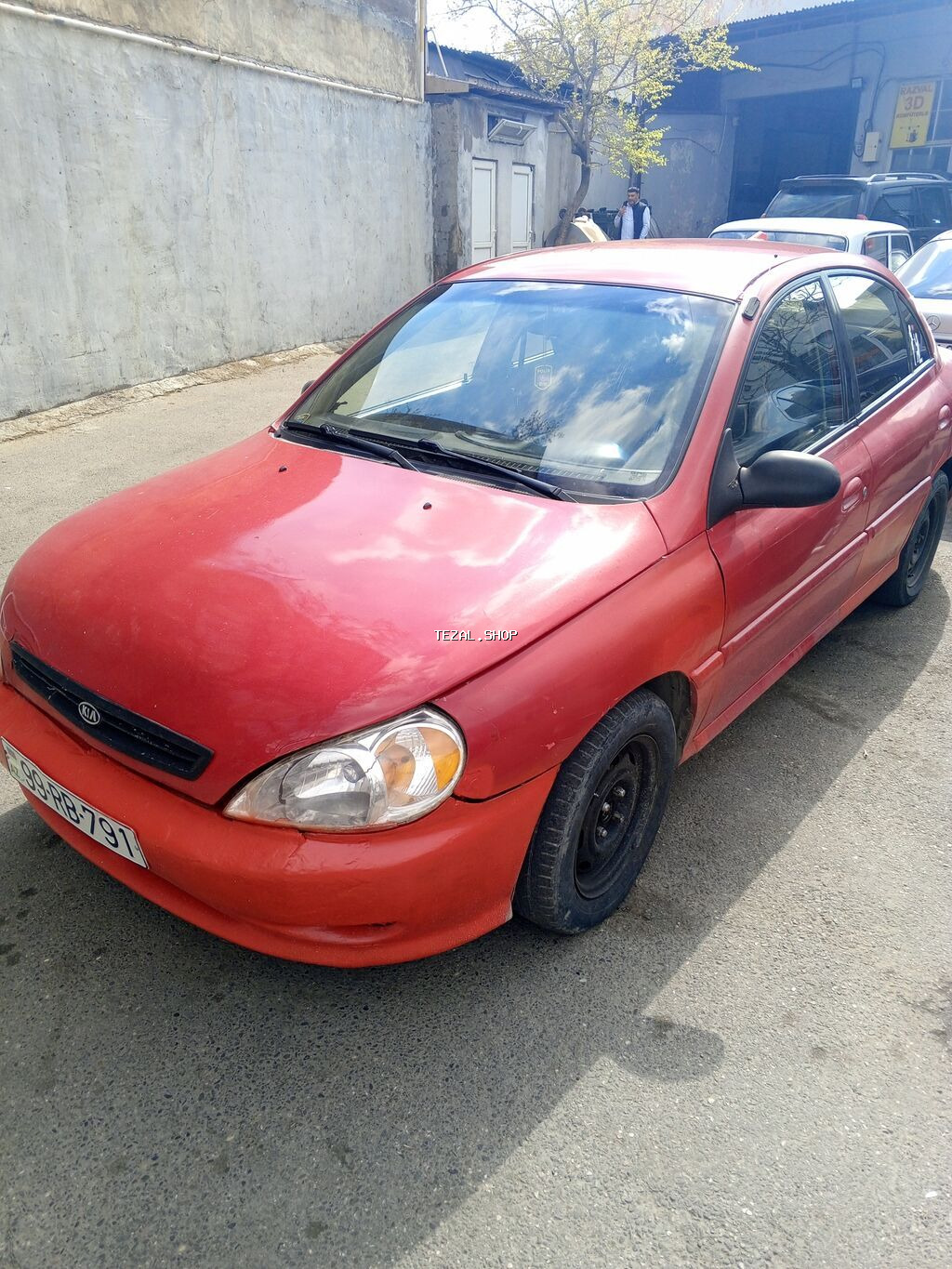 Kia Rio sedan – qırmızı rəngli maşın sürülən maşındı zapcast kimi