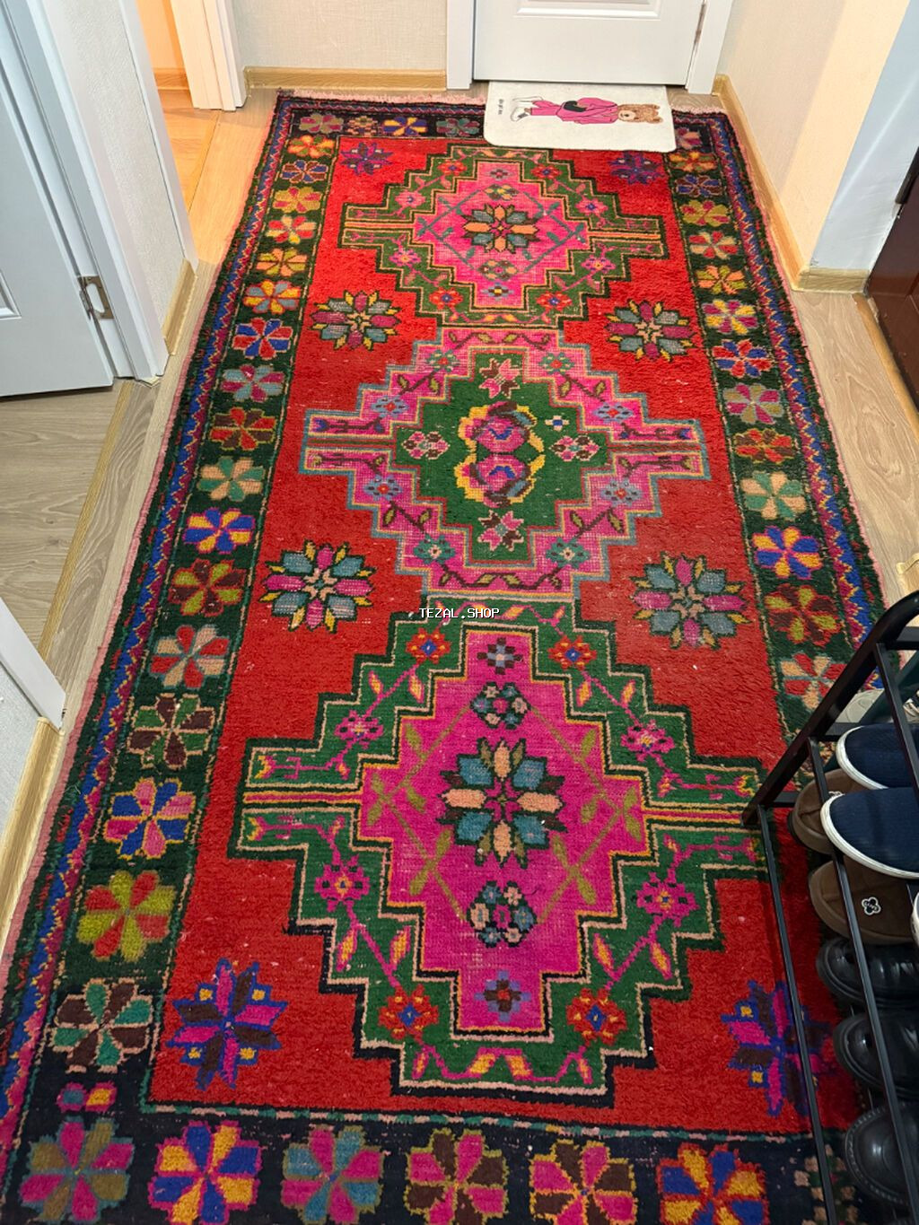 Əl işi milli naxışlı xalça çox gözəl vəziyyətdə satılır. Qədimidir