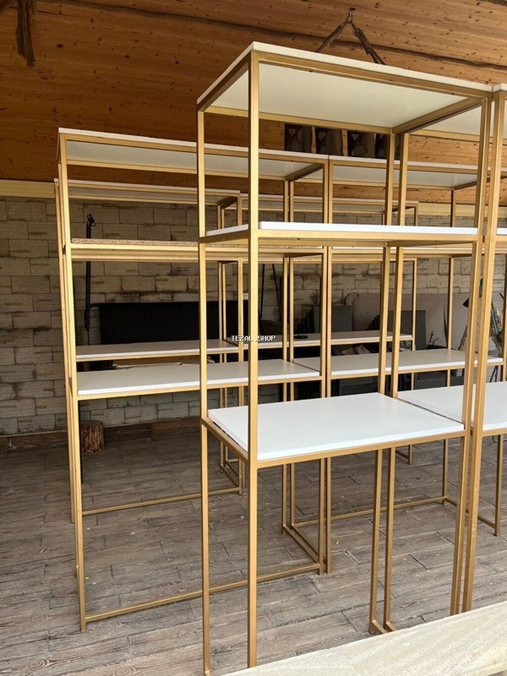 Vitrin rəflər satılır, yenidir. 3 mərtəbədir,hündürlük 2 metr