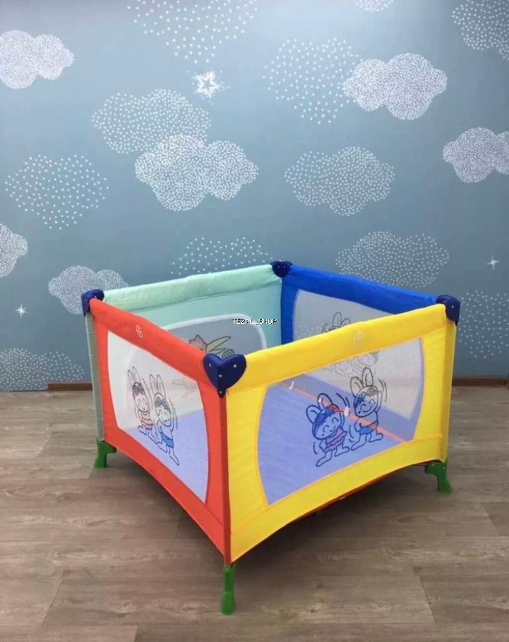 Rəngarəng uşaq oyun parkı. Qırmızı, sarı, yaşıl və mavi rənglərdən