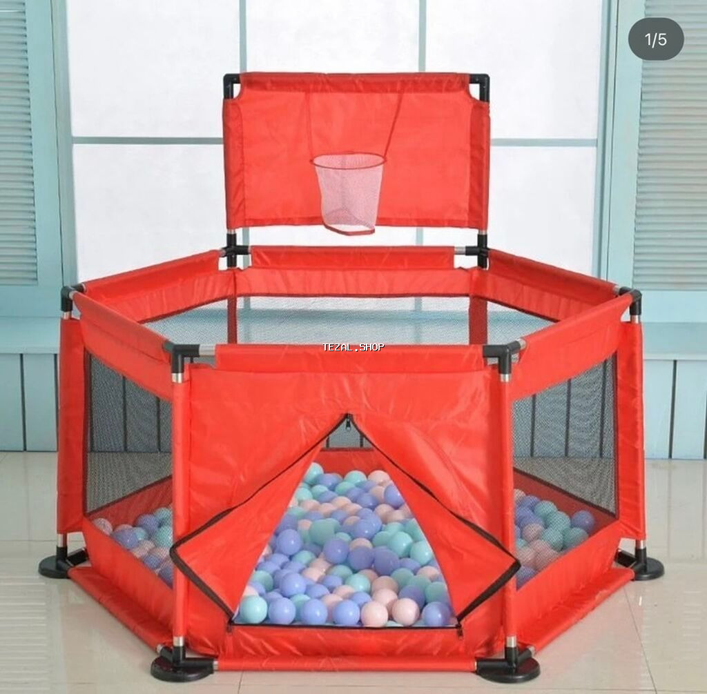 Qırmızı rəngli, səkkizbucaqlı uşaq oyun meydançası. Oyun meydançasının