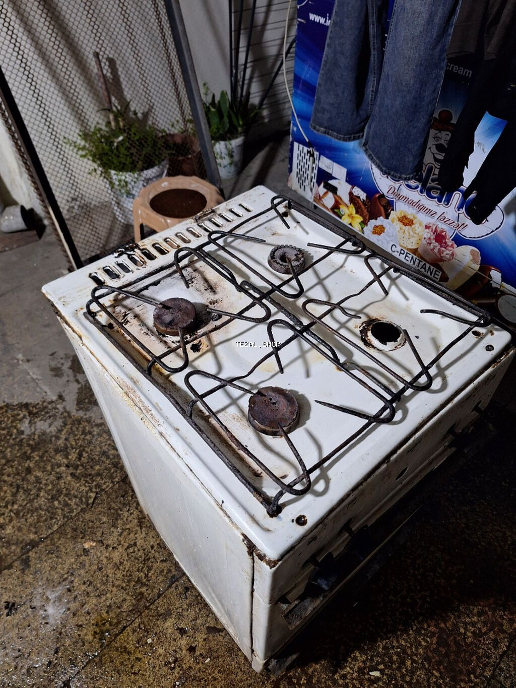 İşlənmiş dördgöz qaz, ama 1 gözü yoxdu
Yasamal,kaktusun yanı