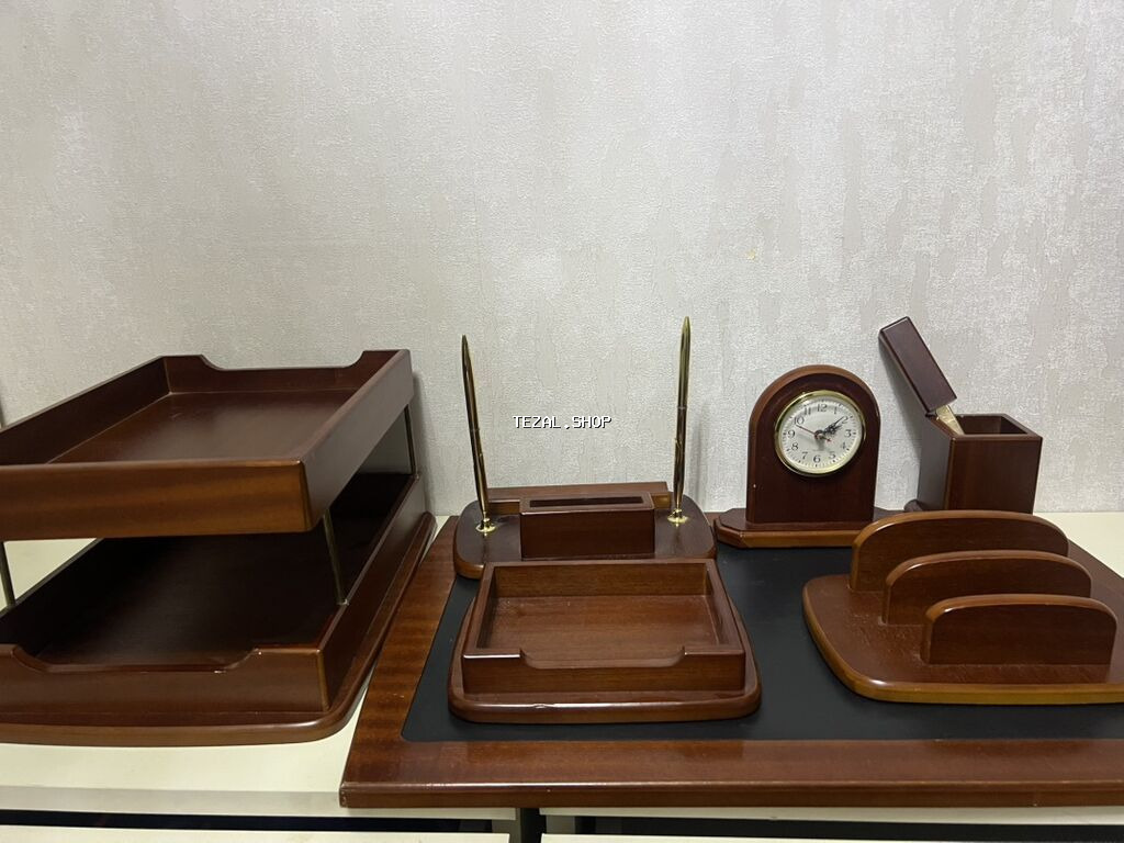 Klassik tərzdə dəri əsaslı taxta masaüstü dəst Tərkib: - 2 mərtəbəli