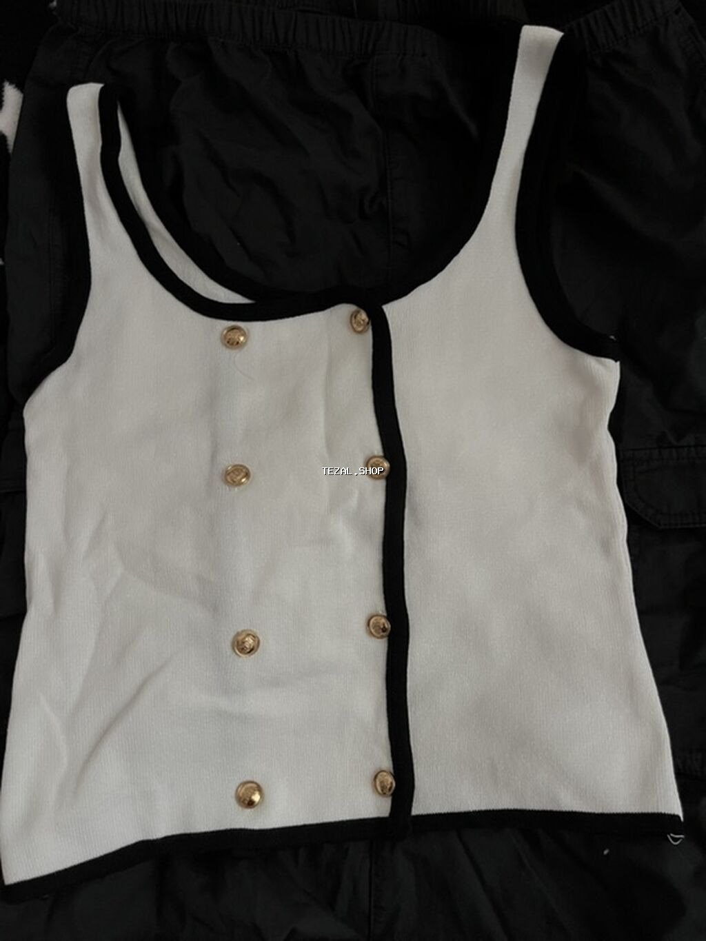 Qadın üçün qolsuz top – klassik üslub - Rəng: ağ, qara haşiyələr -