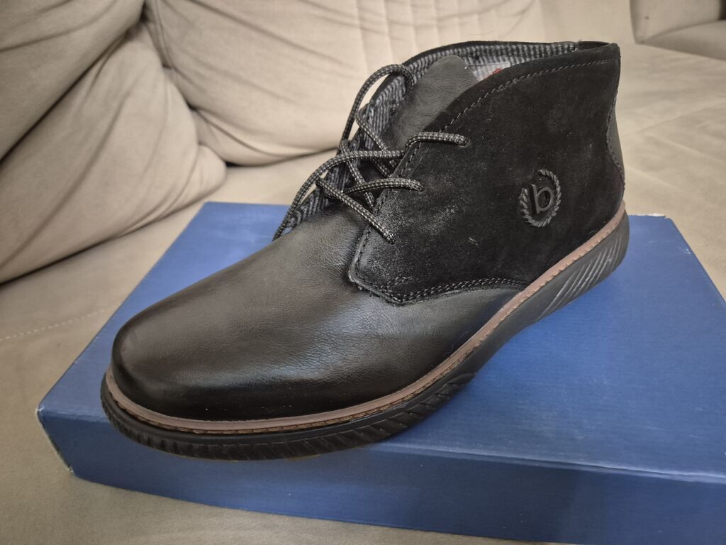 Kişi üçün yarımboğaz ayaqqabı yenidir oriqinla BUGATTI almaniyanindi