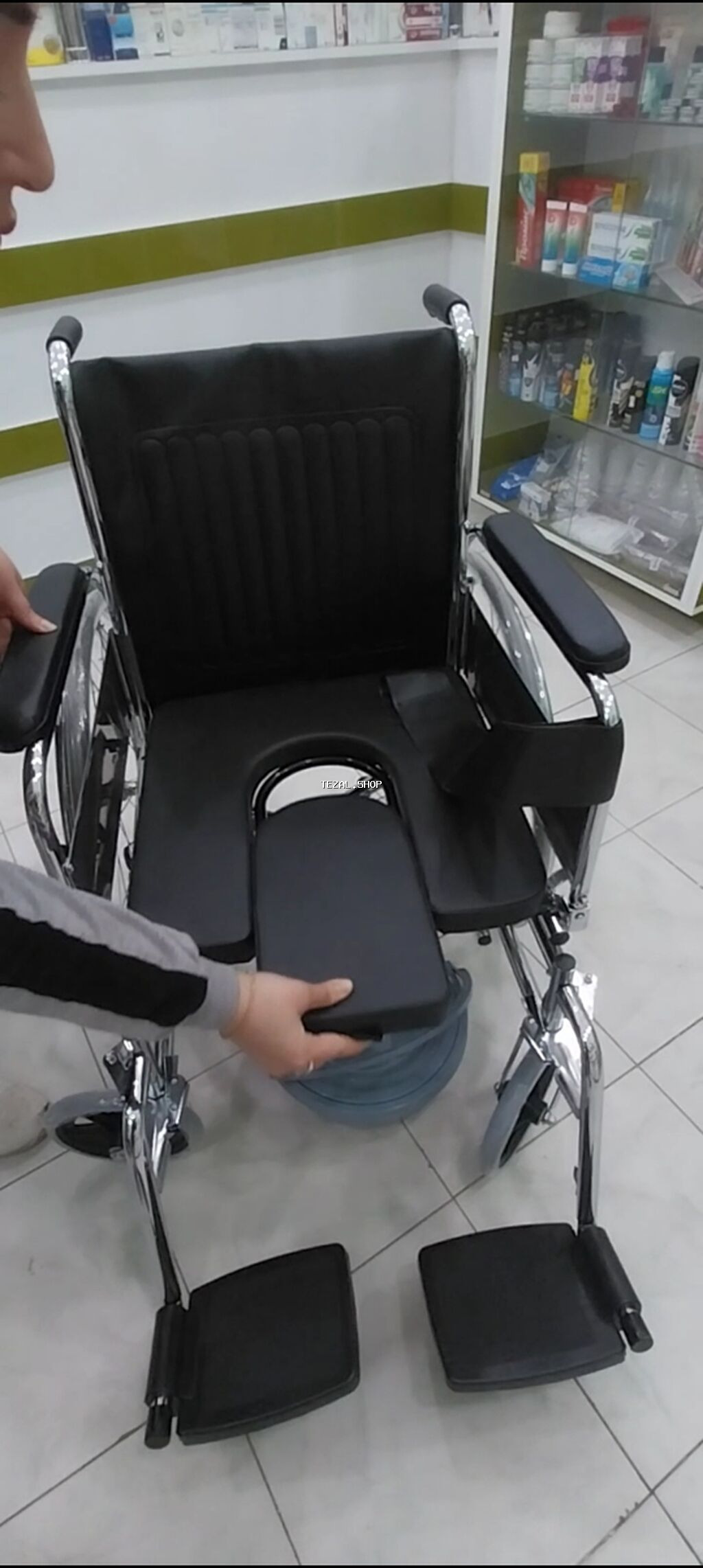 Tualet funksiyalı əlil arabası - Çıxarılan ortalıq oturacaq paneli