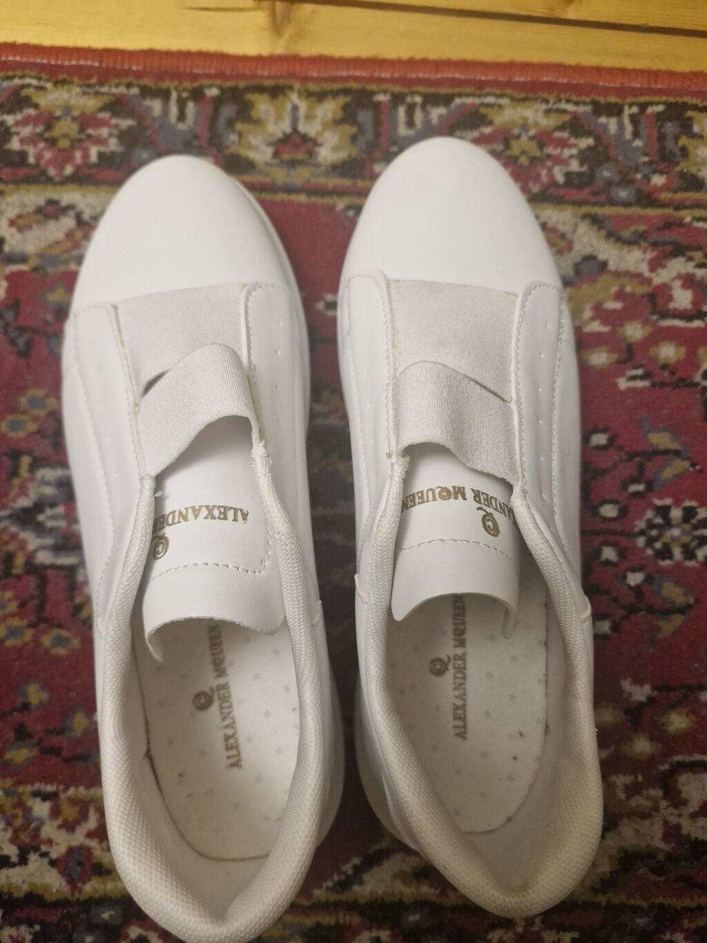 - Brend yazısı: Alexander McQueen (loqo və ad içlikdə və dil