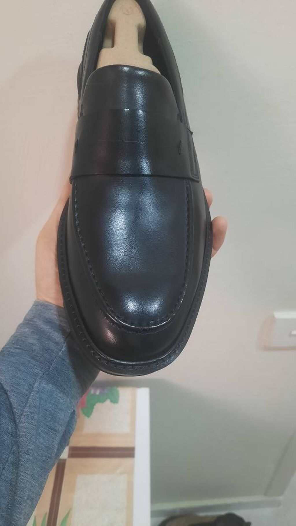 Salam. Şəkildəki yay ayaqabısıdır. Ayaqqabı təmiz dəri və