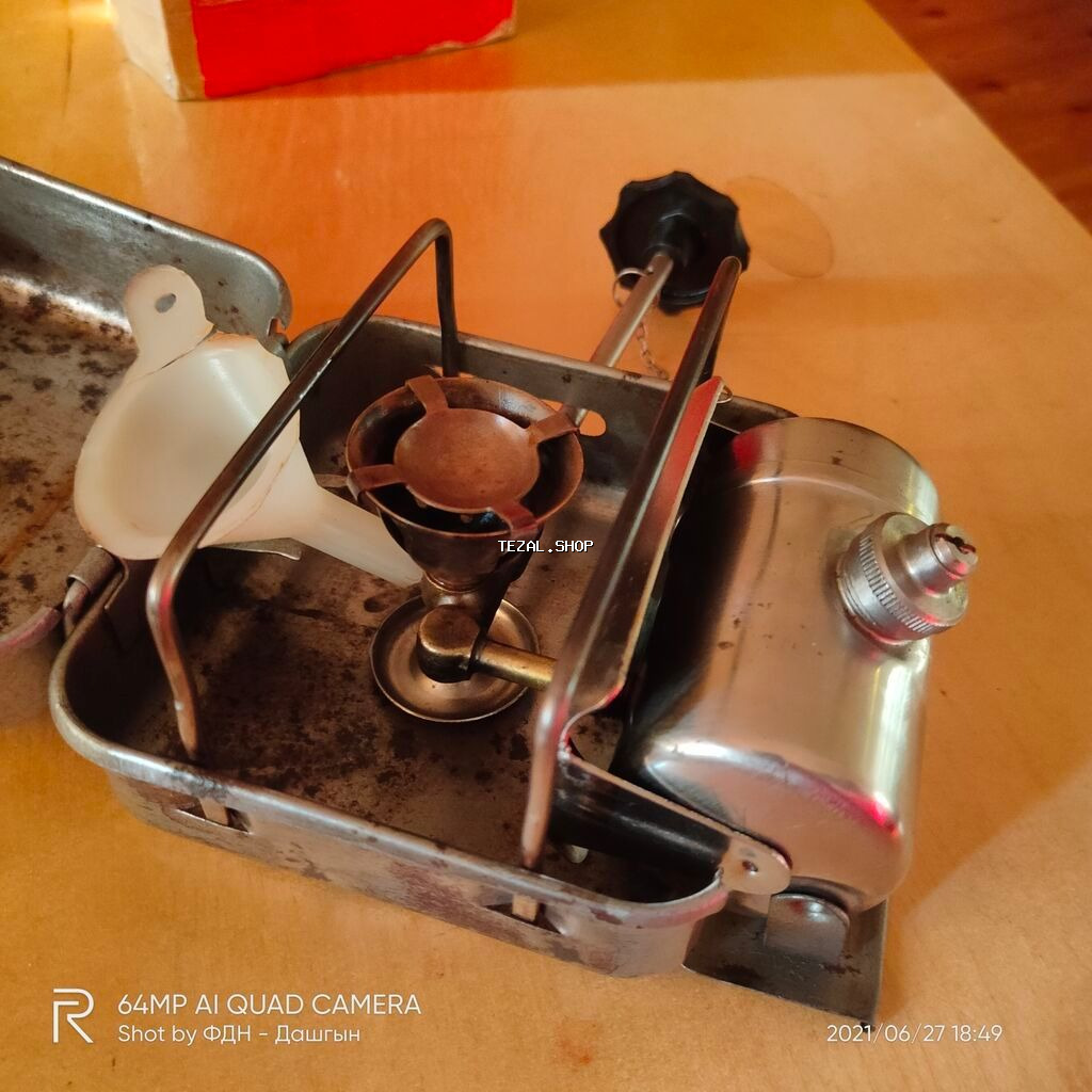 Ovçular və ya meşədə gəzinti üçün benzinlə işləyən plitə. çay, yemək