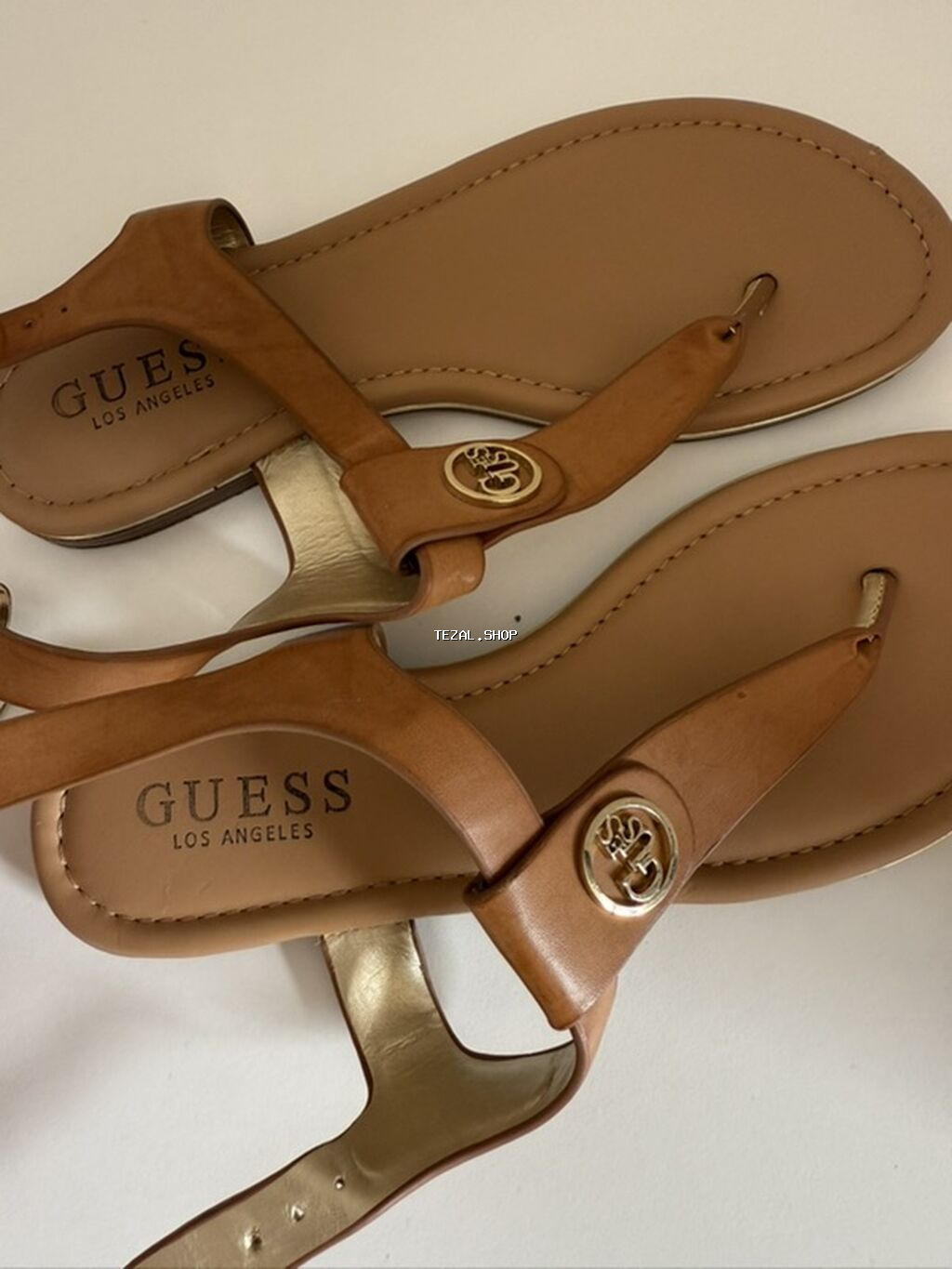 GUESS Los Angeles qadın sandal - Model: barmaq arası T-strap sandalet