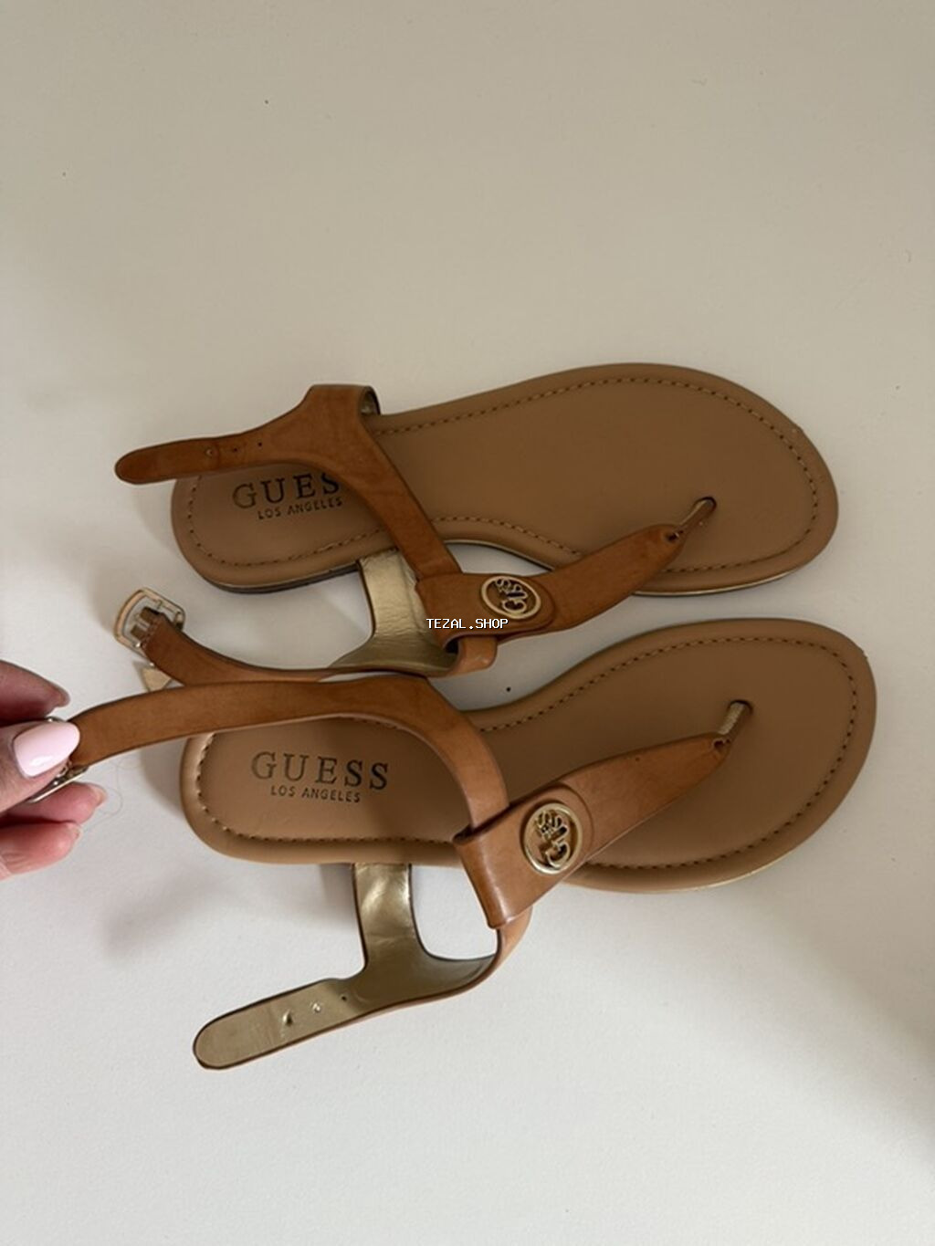 GUESS Los Angeles qadın sandal - Model: barmaq arası T-strap sandalet - şəkil 2