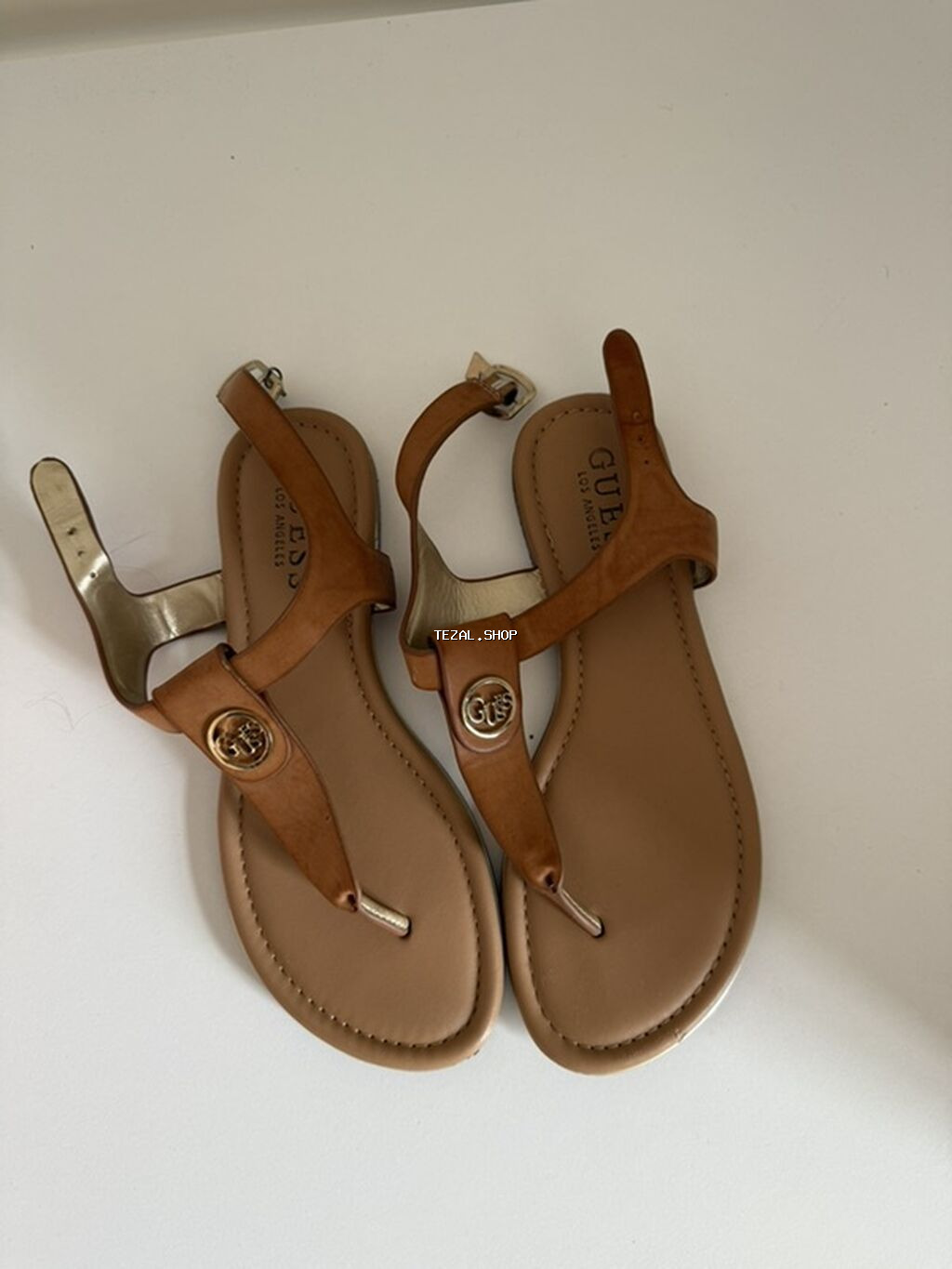 GUESS Los Angeles qadın sandal - Model: barmaq arası T-strap sandalet - şəkil 3