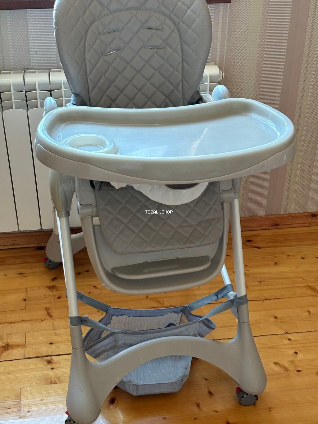 Yemek masası yaxsı veziyyetde hec bir problemi yoxdur tekerleri işlek