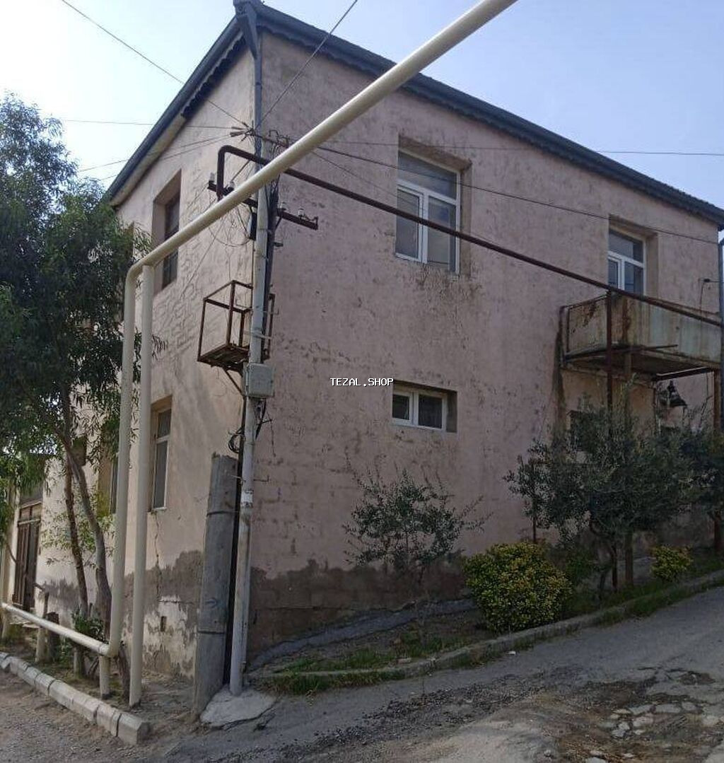 Elanı diqqətlə oxuyun, şöküntü ilə baglı 2 mərtəbəli həyət evinin