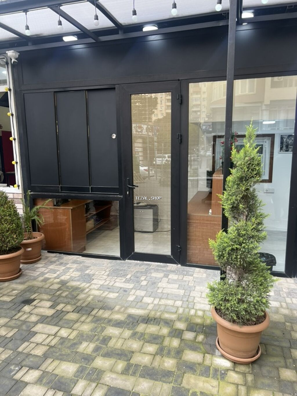 İcarəyə verilir – hazır vitrinli obyekt (küçəyə çıxışı olan)