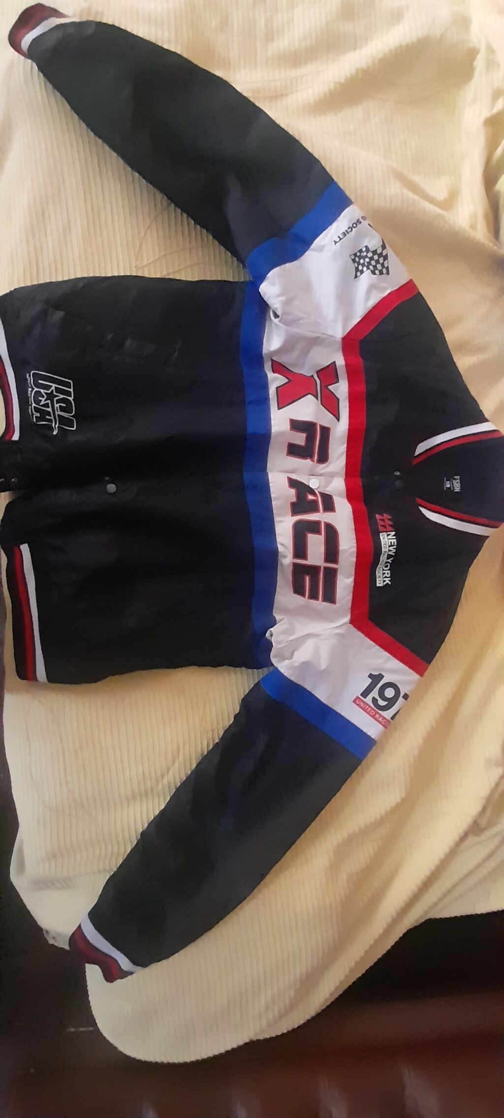 Satılır YRACE brend kişi gödəkçəsi. Çox az geyinilib, vəziyyəti