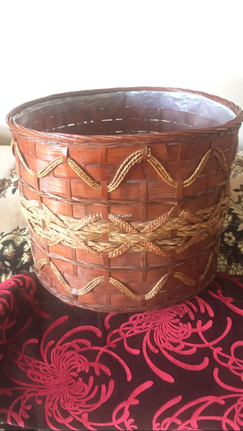 Təbii materiallardan hazırlanmış toxunma sənətkar səbət