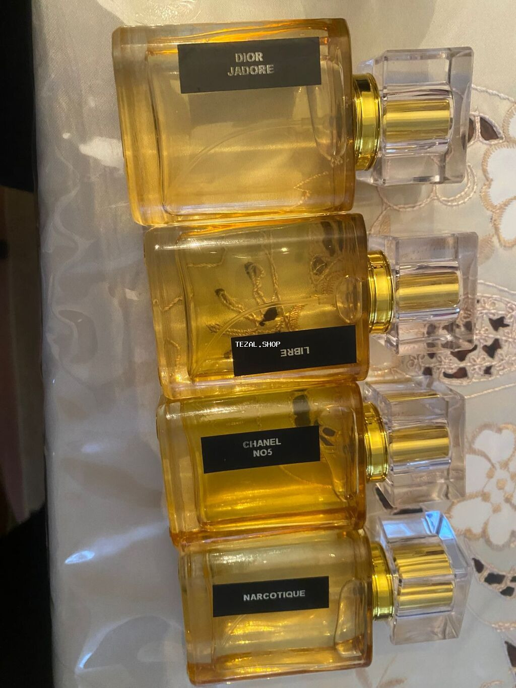 Məhsul: Qadın və kişi üçün müxtəlif ətir nümunələri (şüşə flakonlarda)