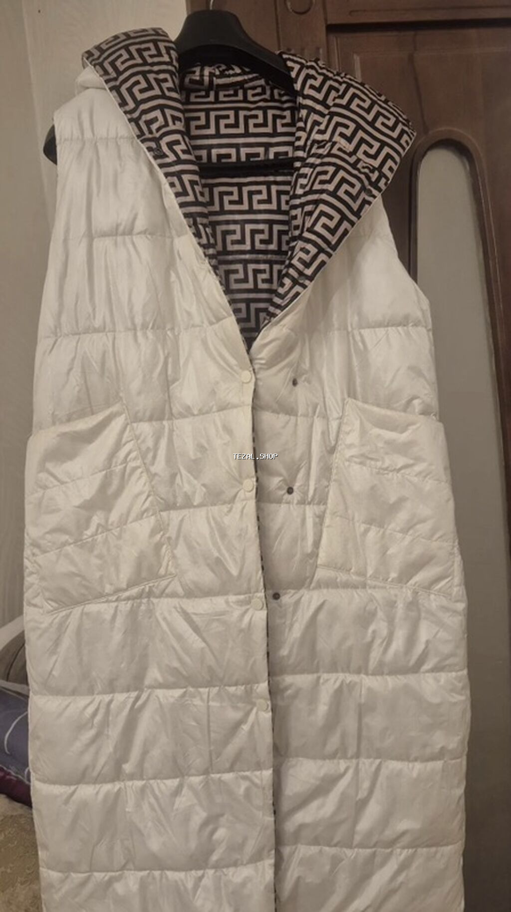 Qadınlar üçün uzun, kapüşonlu, çevrilə bilən jilet. İkiüzlü dizayn