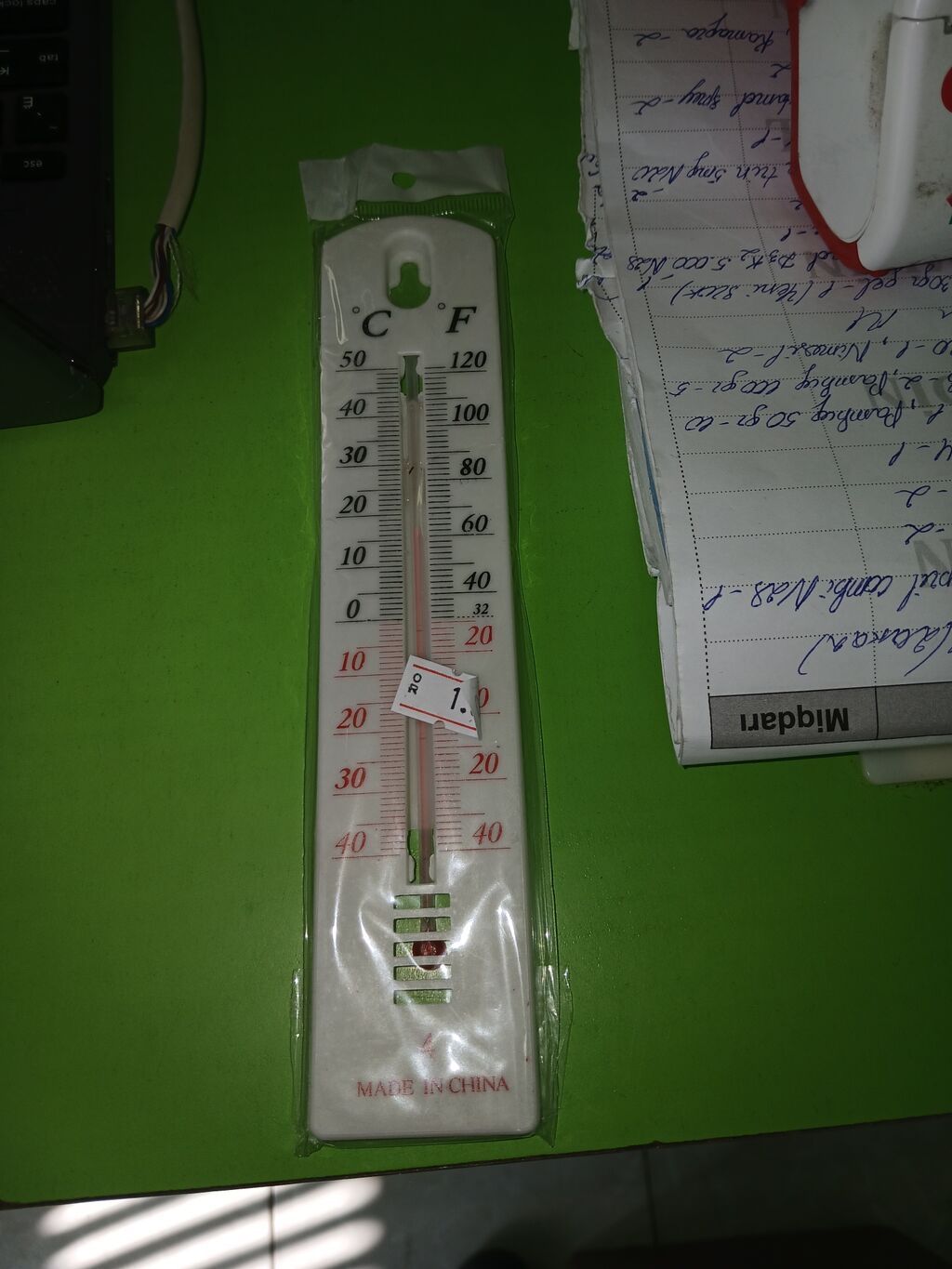 Divar tipli analoq termometr - Temperatur göstəricisi: həm Selsi