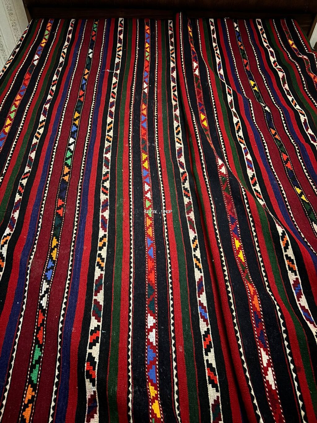 El işi zolaqlı kilim - Naxış: ənənəvi Qafqaz motivləri ilə zolaqlı