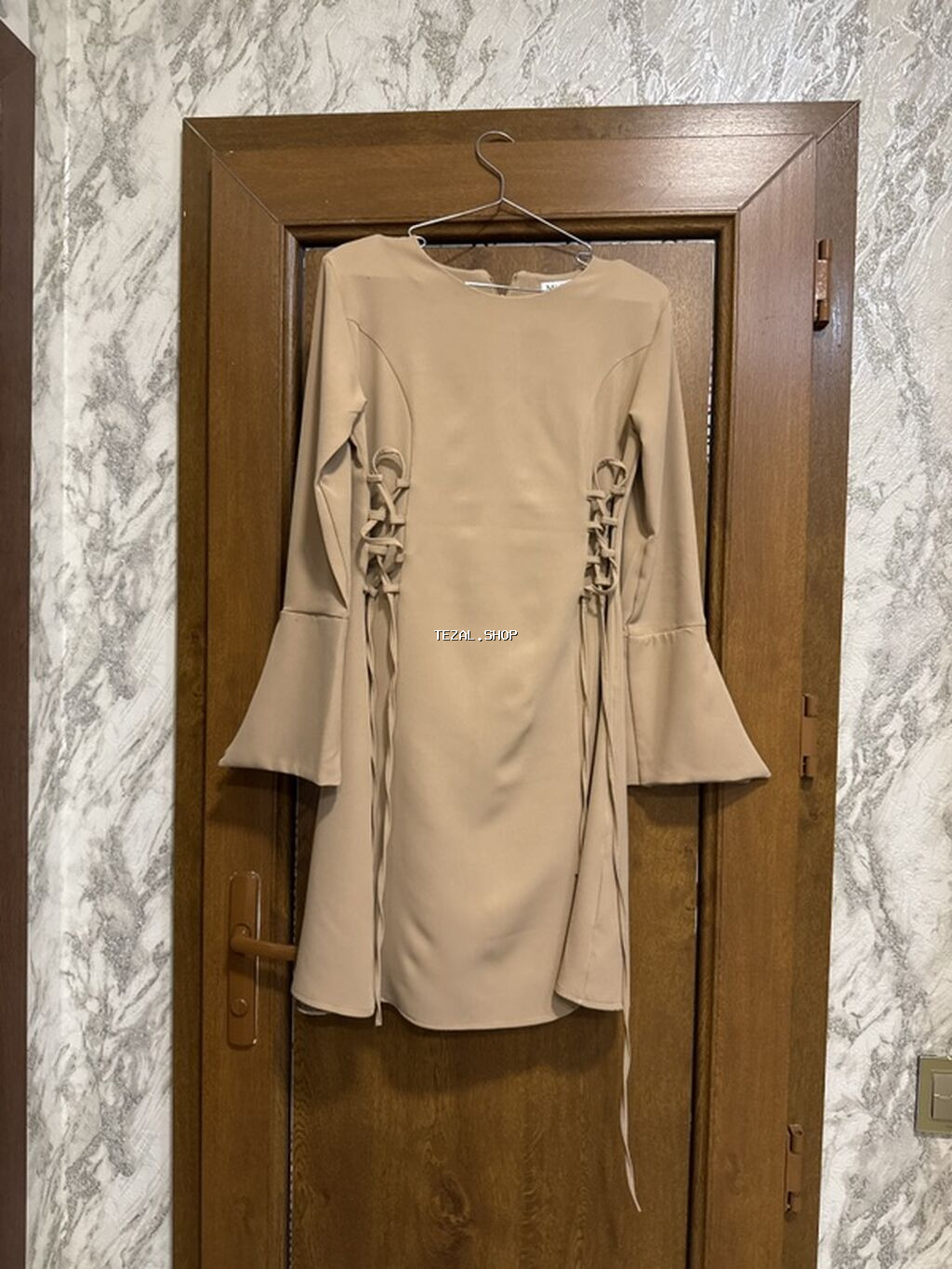 Bej rəngli qadın donu - Model: düz kəsim, mini/orta uzunluq - Rəng