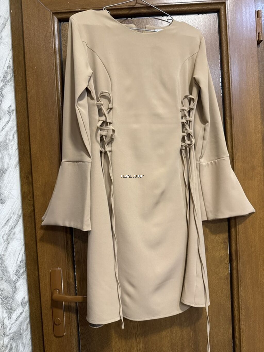 Bej rəngli qadın donu - Model: düz kəsim, mini/orta uzunluq - Rəng - şəkil 3