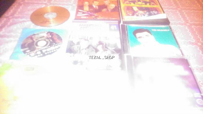Dvd ve mp 3 diskleri satılır. 1 disq -1 azn. Cemi -10 azn. şeher ve