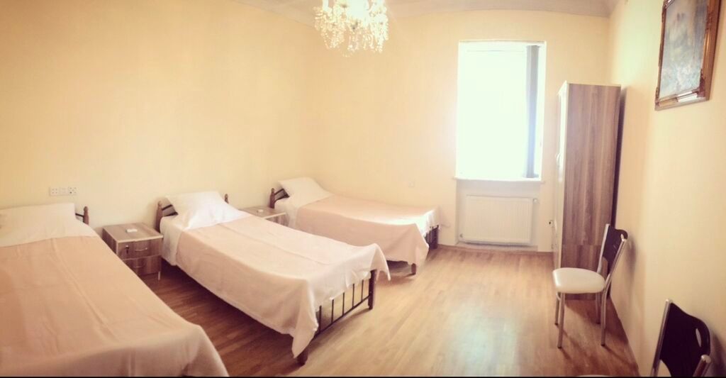 Sheherin merkezi, Genclik metrosunun yaninda 11 otaqdan ibaret gunluk