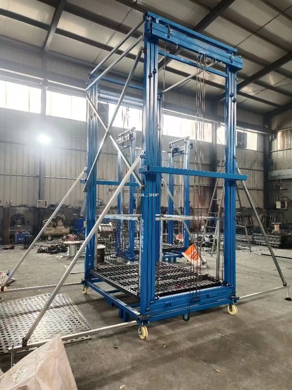 8 metrə qalxır 300 kq yük götürür, pultla idarə