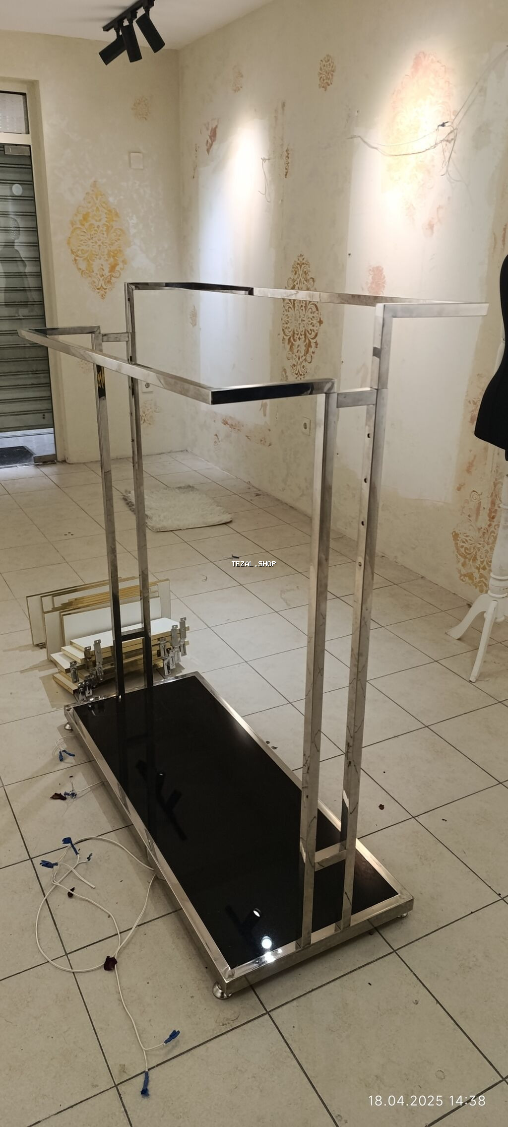 Asılqanvitrin . nerjaveyka. yaxşı veziyyetde yeni kimidir . şüşeli