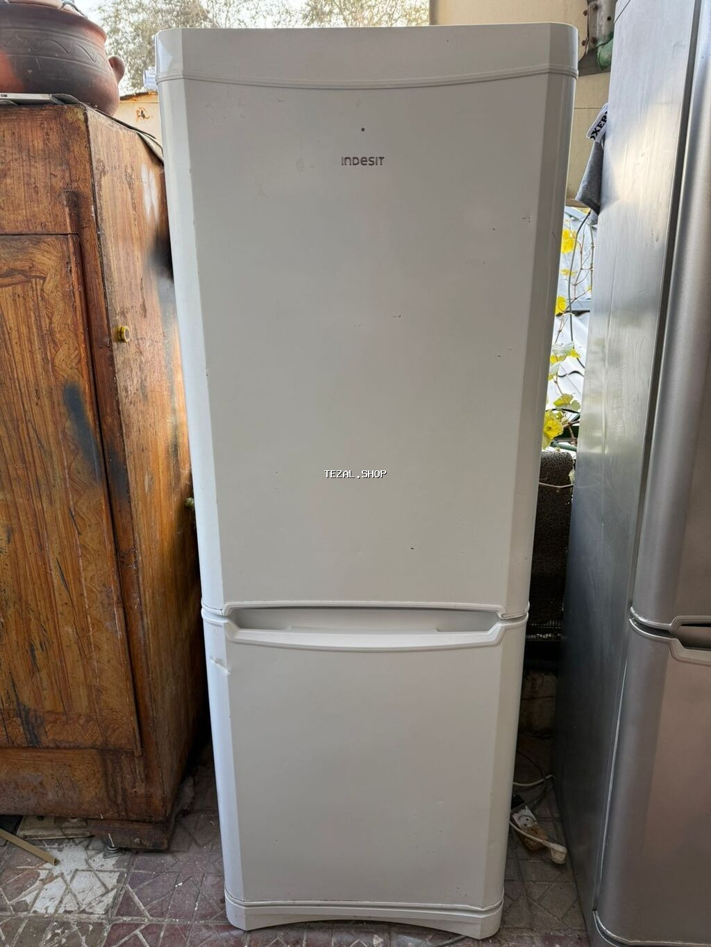 Indesit iki qapılı soyuducu - Aşağıda dondurucu bölmə, yuxarıda