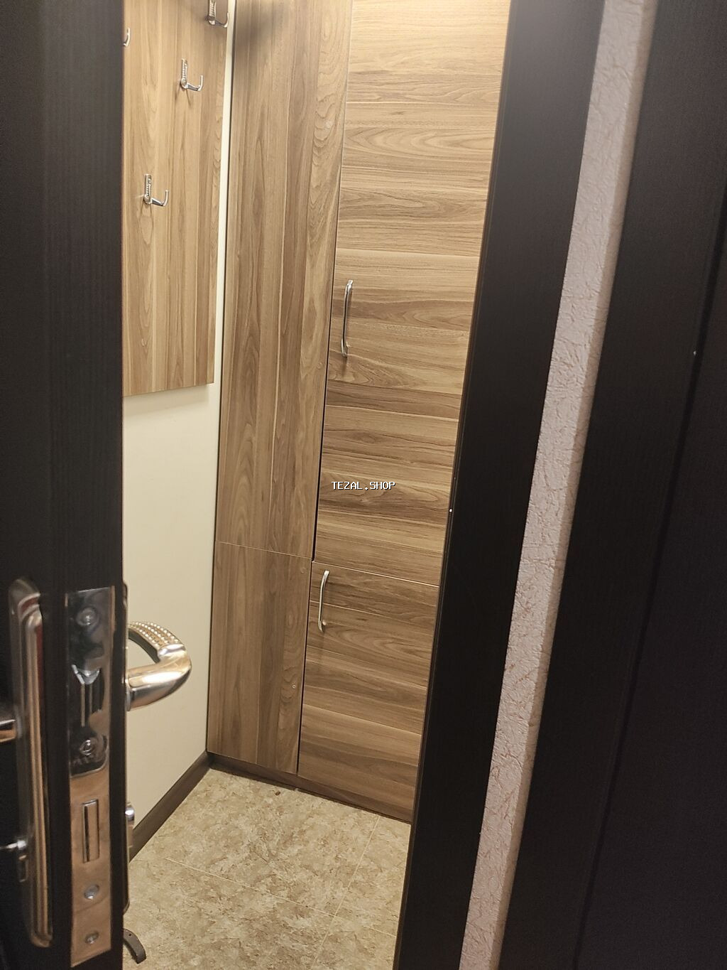 Mənzilin 2 otaqli3 peredelka. - Geniş dəhliz: iki qapılı, güzgülü - şəkil 3