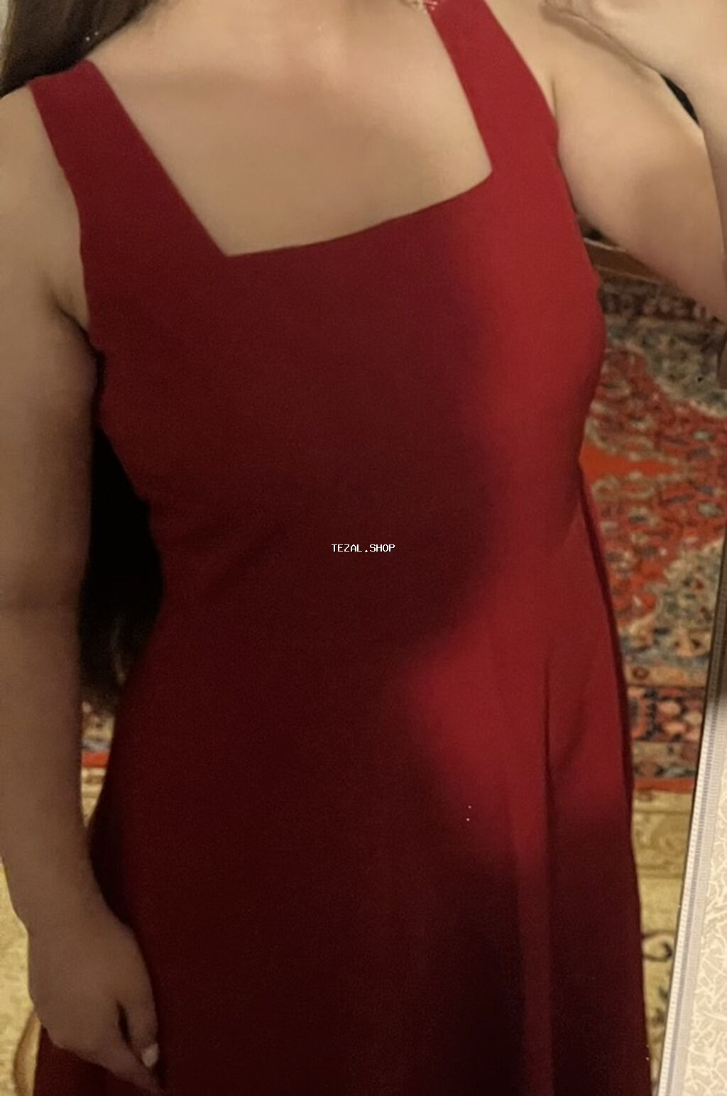 Qirmizi sade uzun don yaxshi veziyyetdedir az geyinilib arxadan