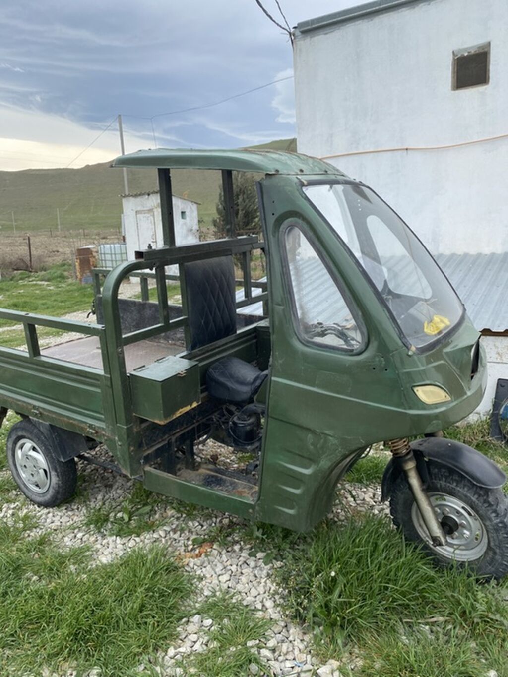 Yükdaşıma üçün üçtəkərli moto-karyolka - Gövdə: metal karkaslı, açıq