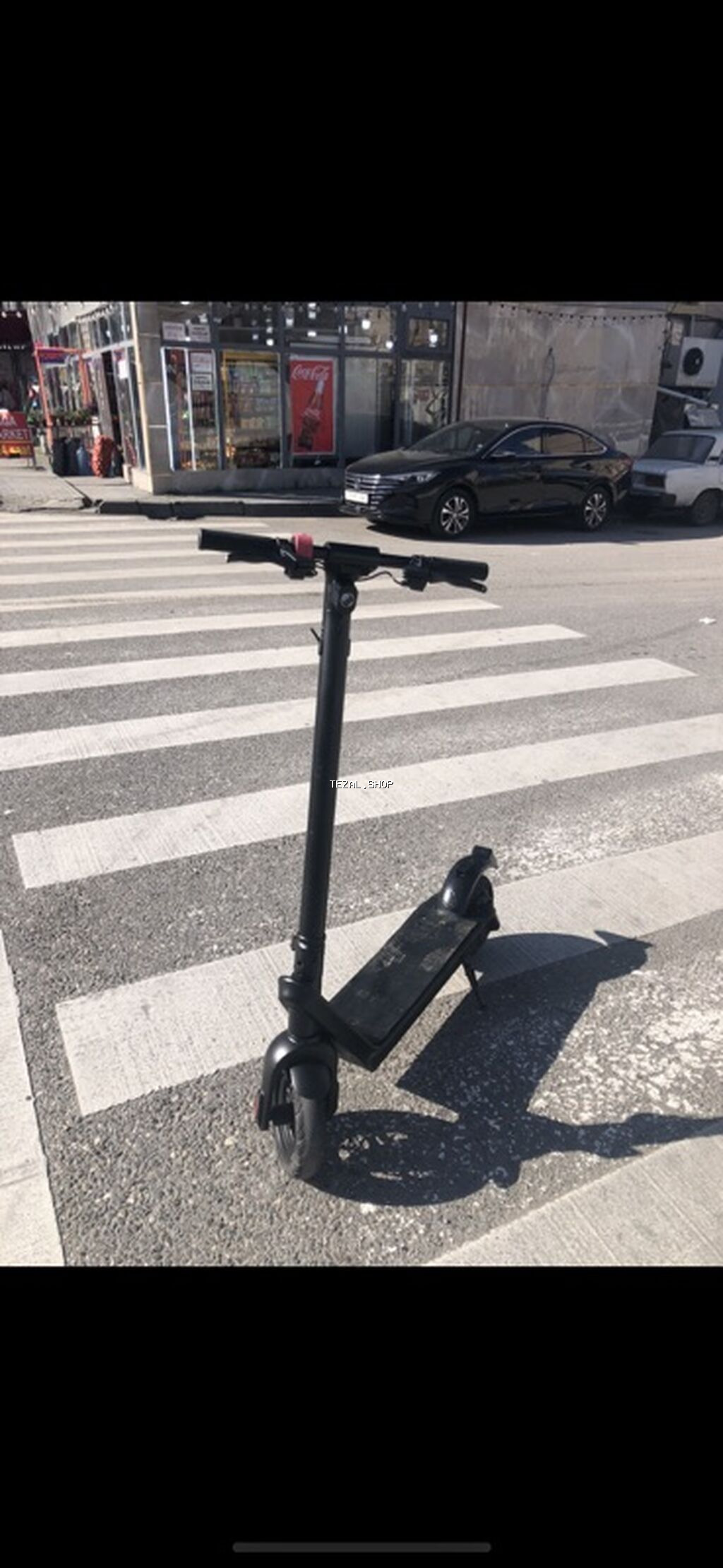 Elektrik skuter – qara rəng, yığcam və şəhər üçün ideal