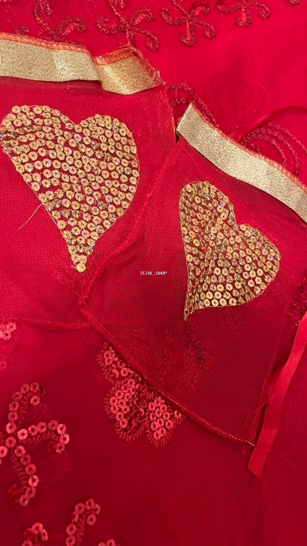 Qırmızı rəngli, ürək formalı parlaq elementlərlə bəzədilmiş zərif