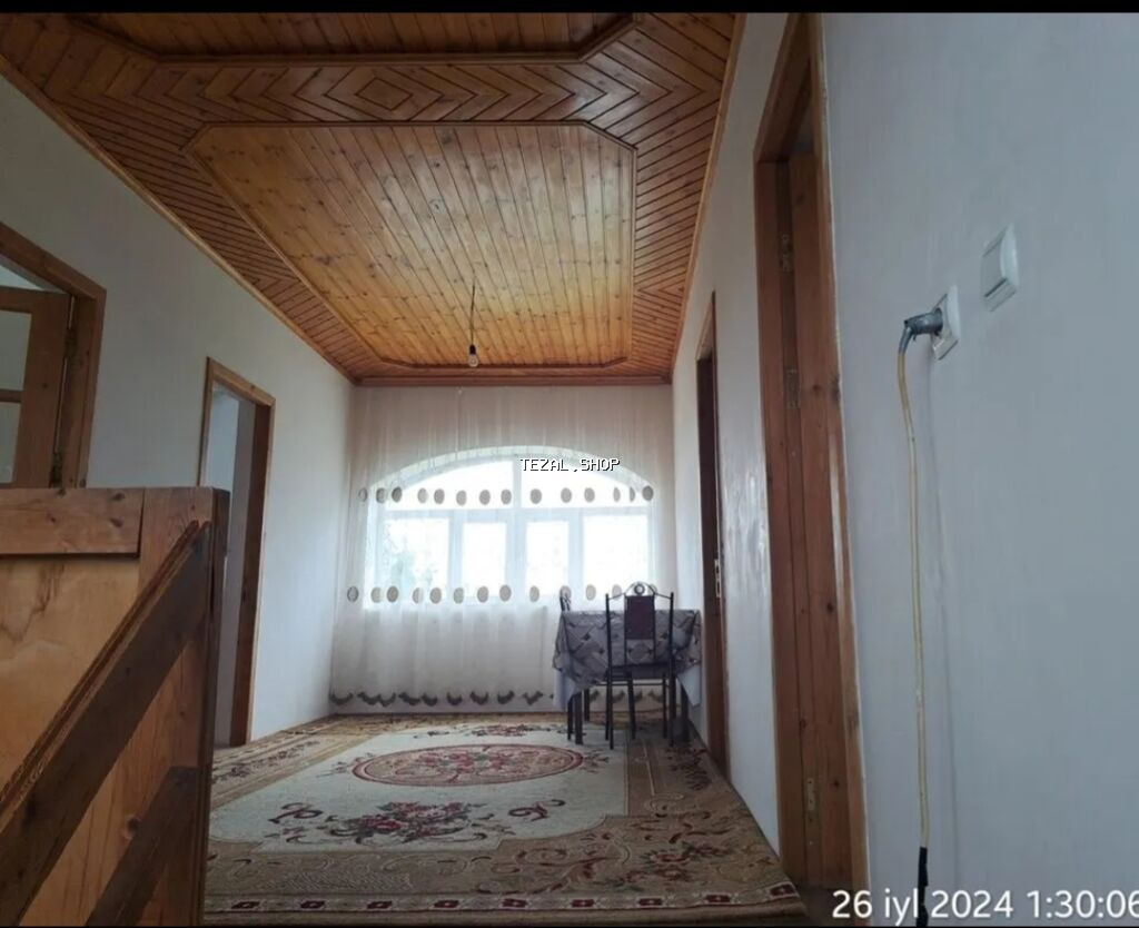 Geniş və işıqlı evin ikinci mərtəbəsində yerləşən dəhliz/zal satılır