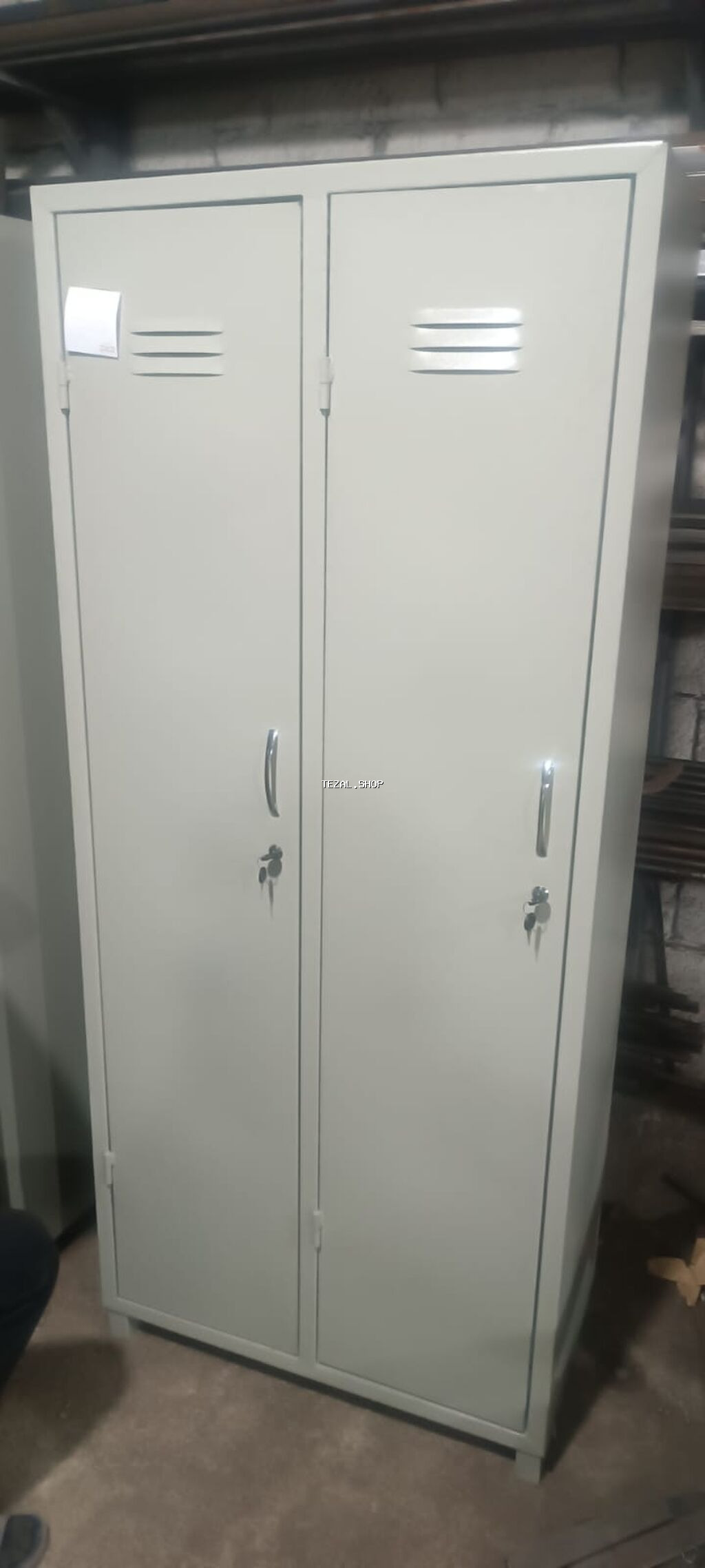 Metall şkaf – 2 qapılı, kilidli, havalandırma dəlikli. Xüsusiyyətlər