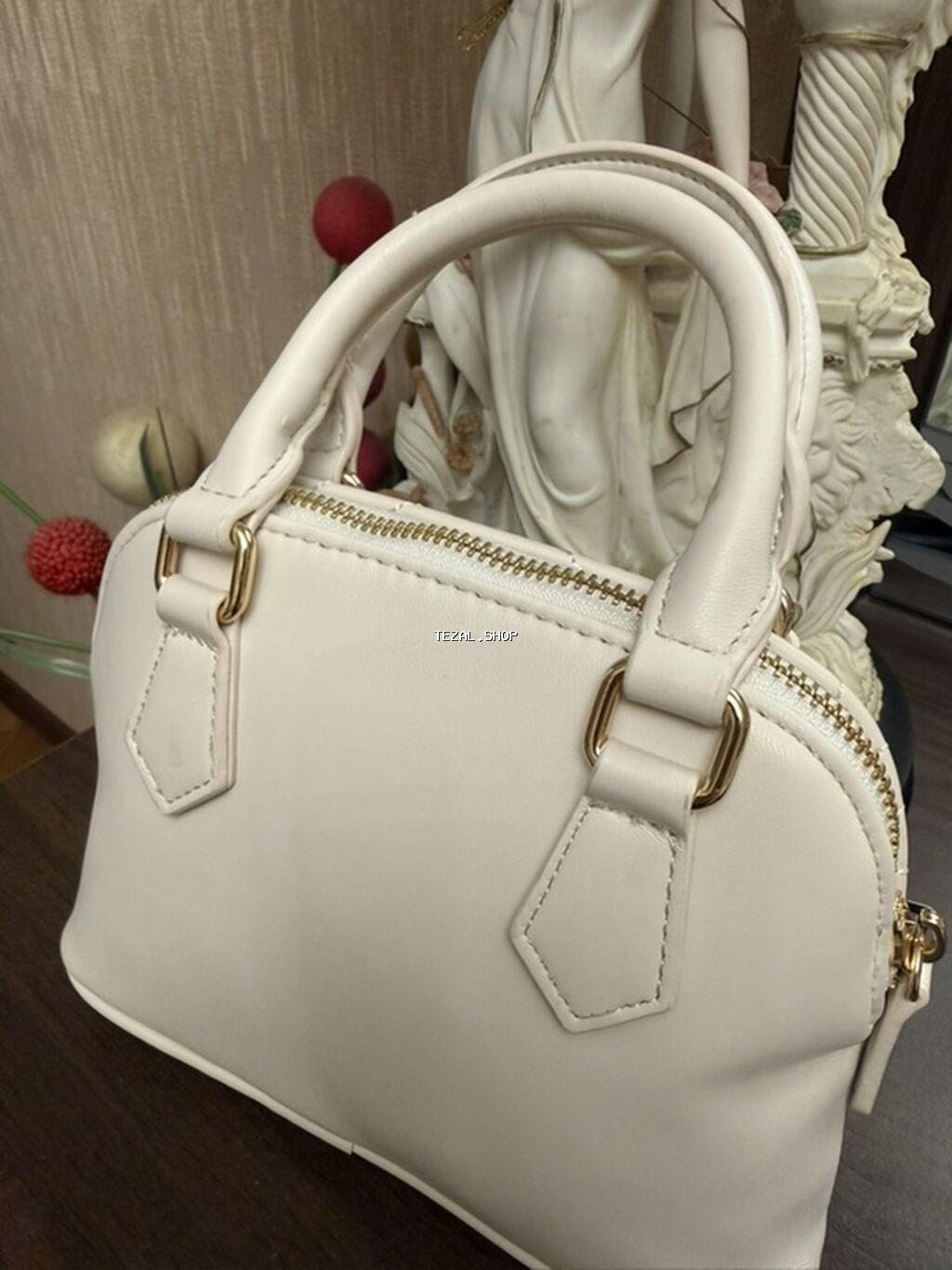 GUESS brendinin original çantası Original etiketli Rəng: krem (açıq