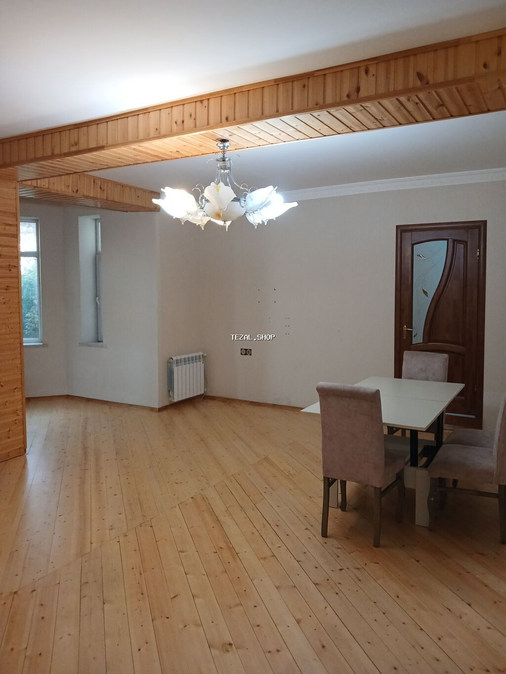 Geniş və işıqlı ev interyeri satılır/kirayə verilir: taxta döşəməli