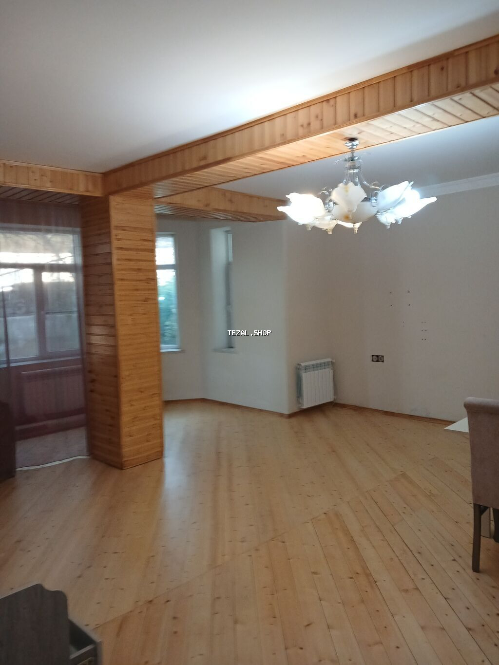 Geniş və işıqlı ev interyeri satılır/kirayə verilir: taxta döşəməli - şəkil 3