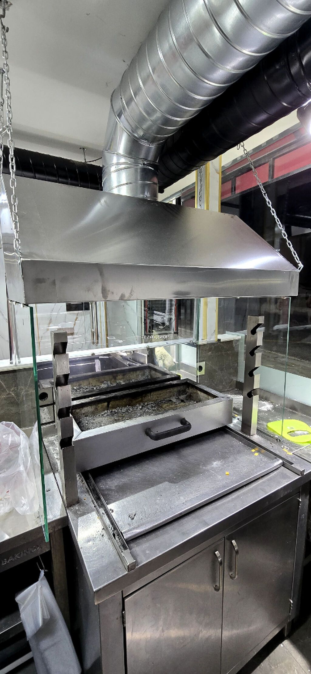 Paslanmayan poladdan peşəkar manqal və tüstü sorucu sistemli ızgara