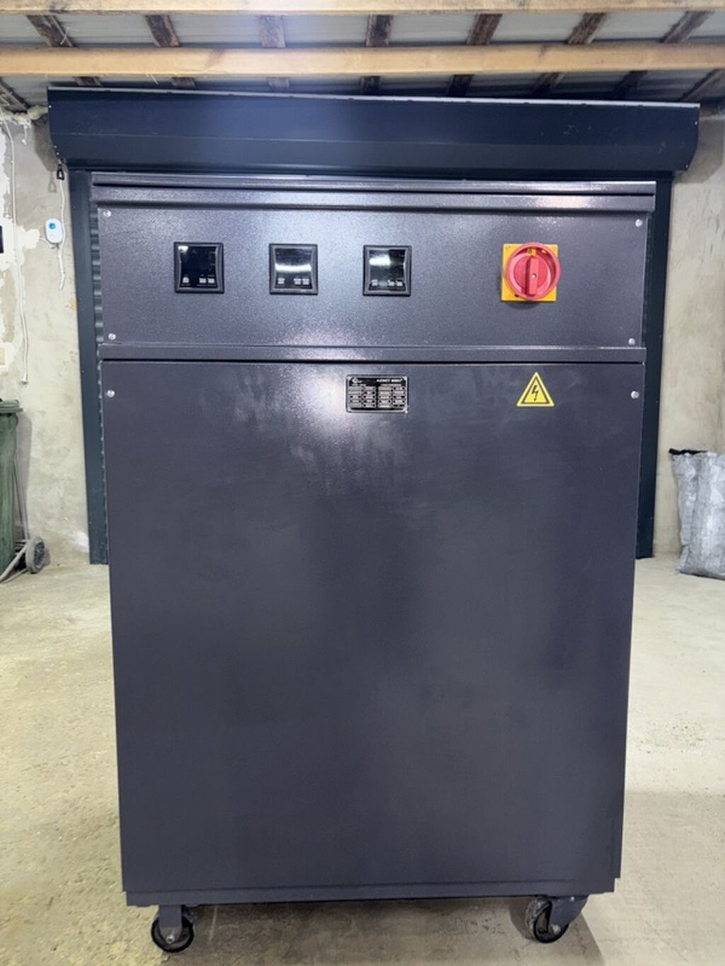 Sənaye tipli üçfazalı elektrik stabilizatoru/transformator dolabı -