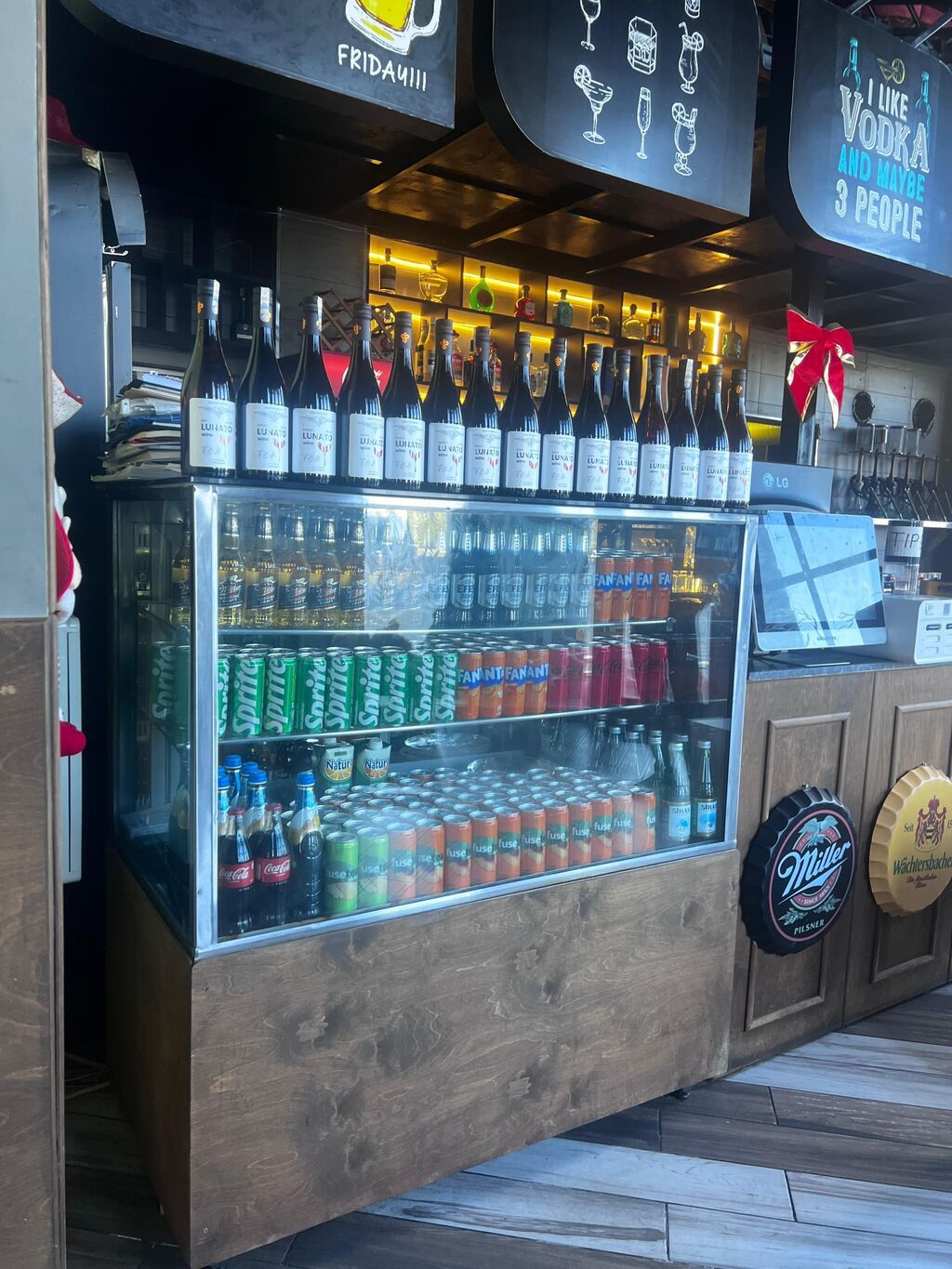 Vitrin soyuducu 125 eni Hün 135 Dər 70 sm. Yeni alinib cox az