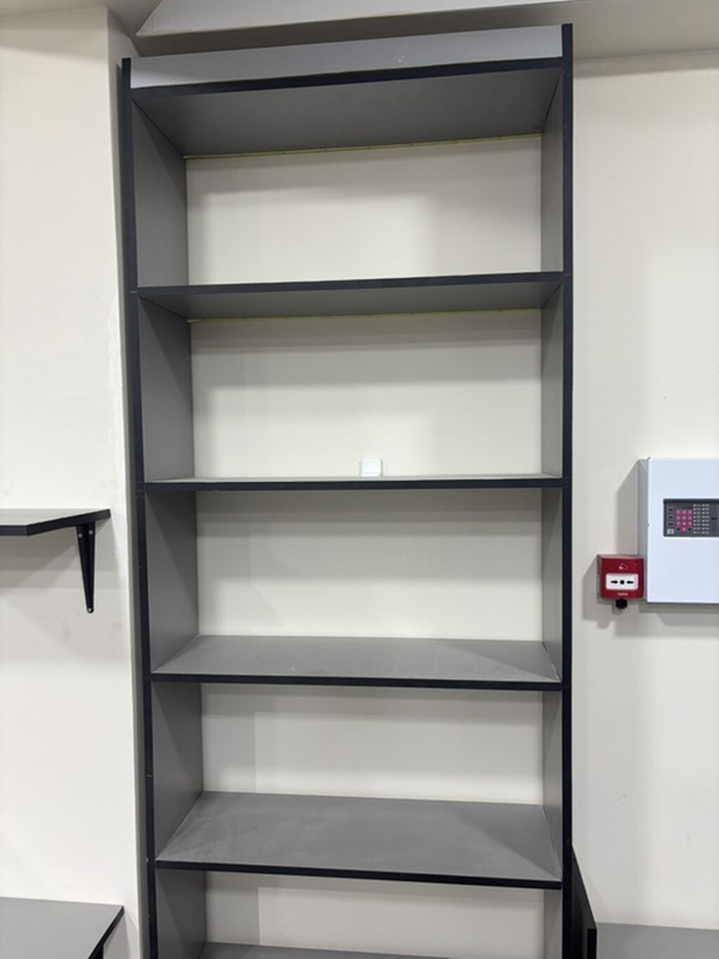 Mağaza üçün vitrin rəfləri və stendlər - Material: laminat/MDF tipli