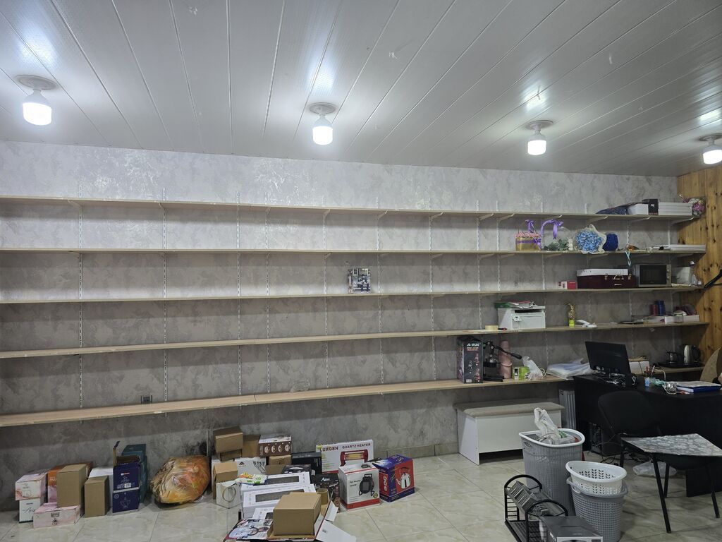 Mağaza üçün möhkəm vitrin satılır.Heç bir qırığı,problemi yoxdu.Mağaza